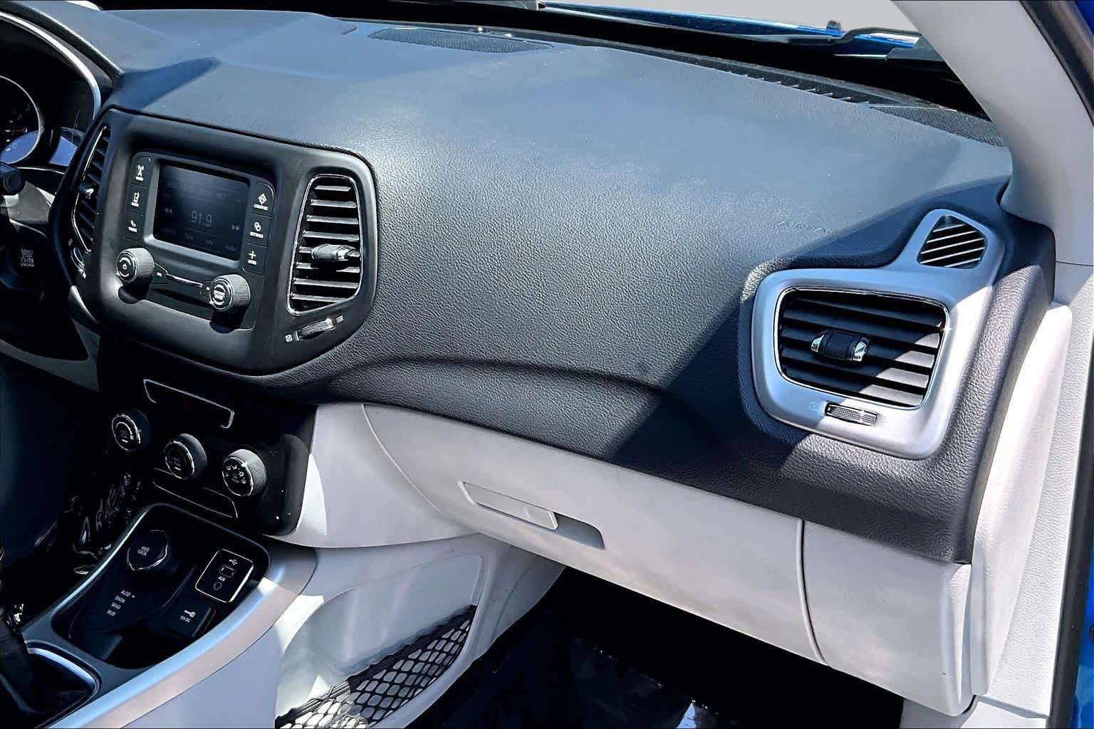 Used 2018 Jeep Compass Latitude AWD/4WD image 18