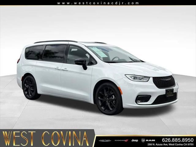 Certified 2026 Chrysler Pacifica Limited w/ S Appearance Package FWD image 1