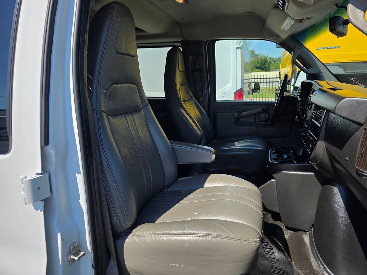Used 2022 Chevrolet Express 3500 LS RWD image 9