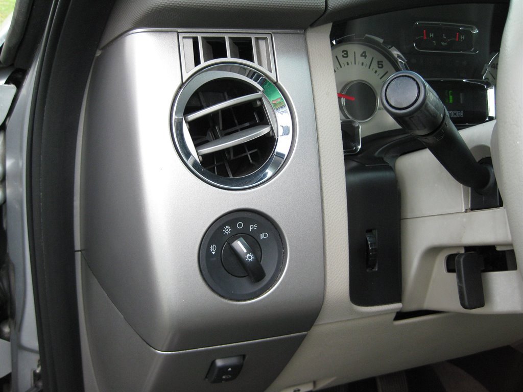 Used 2013 Ford Expedition Limited RWD image 15