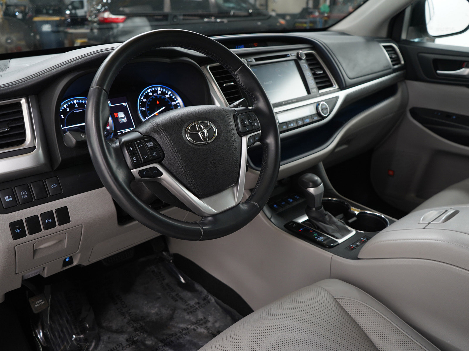 Used 2017 Toyota Highlander Limited AWD/4WD image 29
