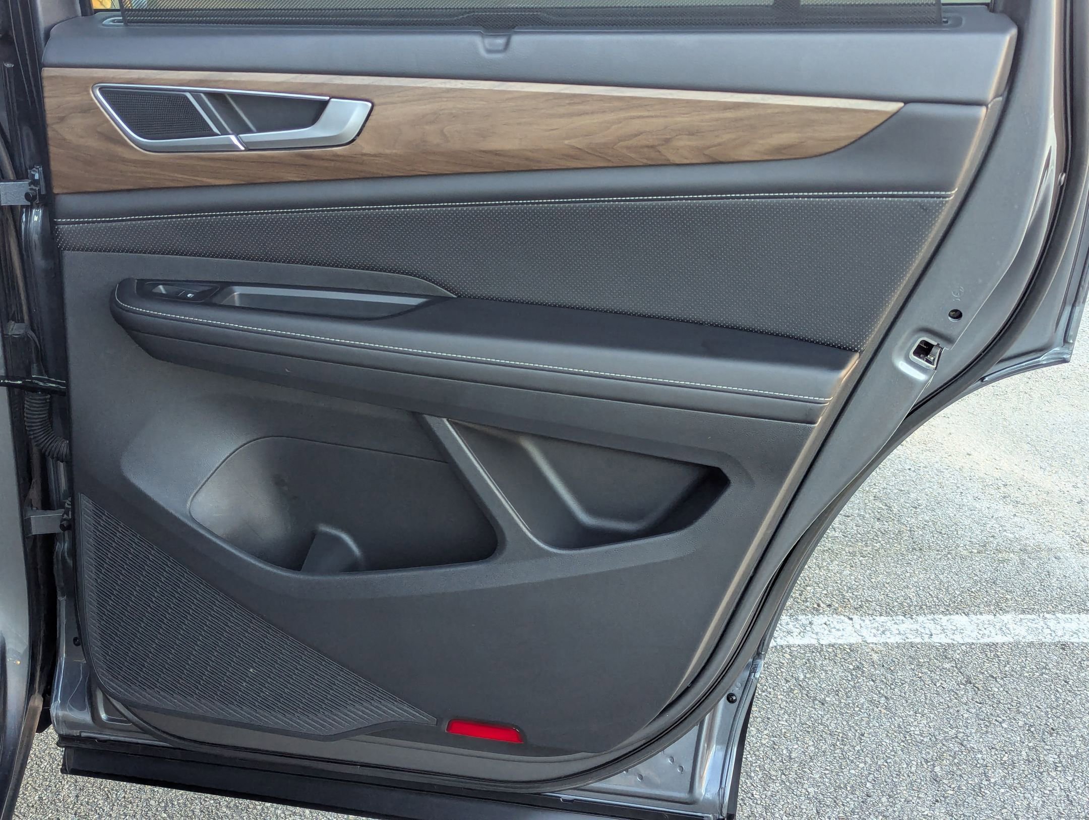 Used 2025 Volkswagen Atlas SE FWD image 26