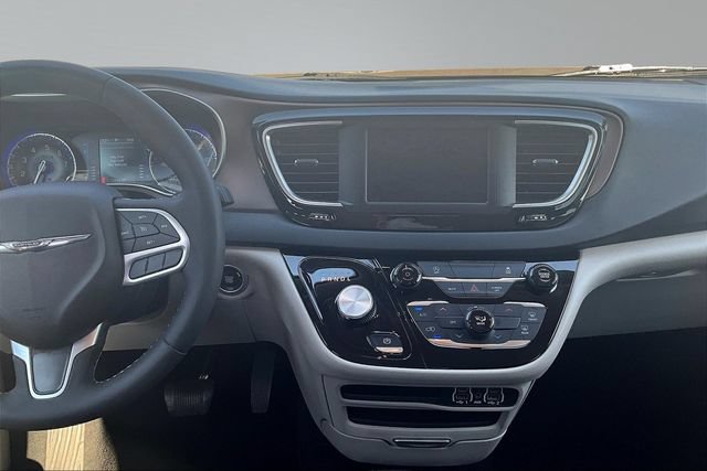 Used 2023 Chrysler Voyager LX FWD image 9