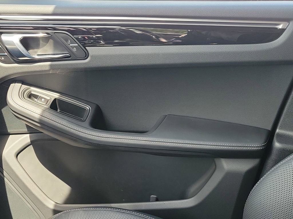 Certified 2025 Porsche Macan image 23