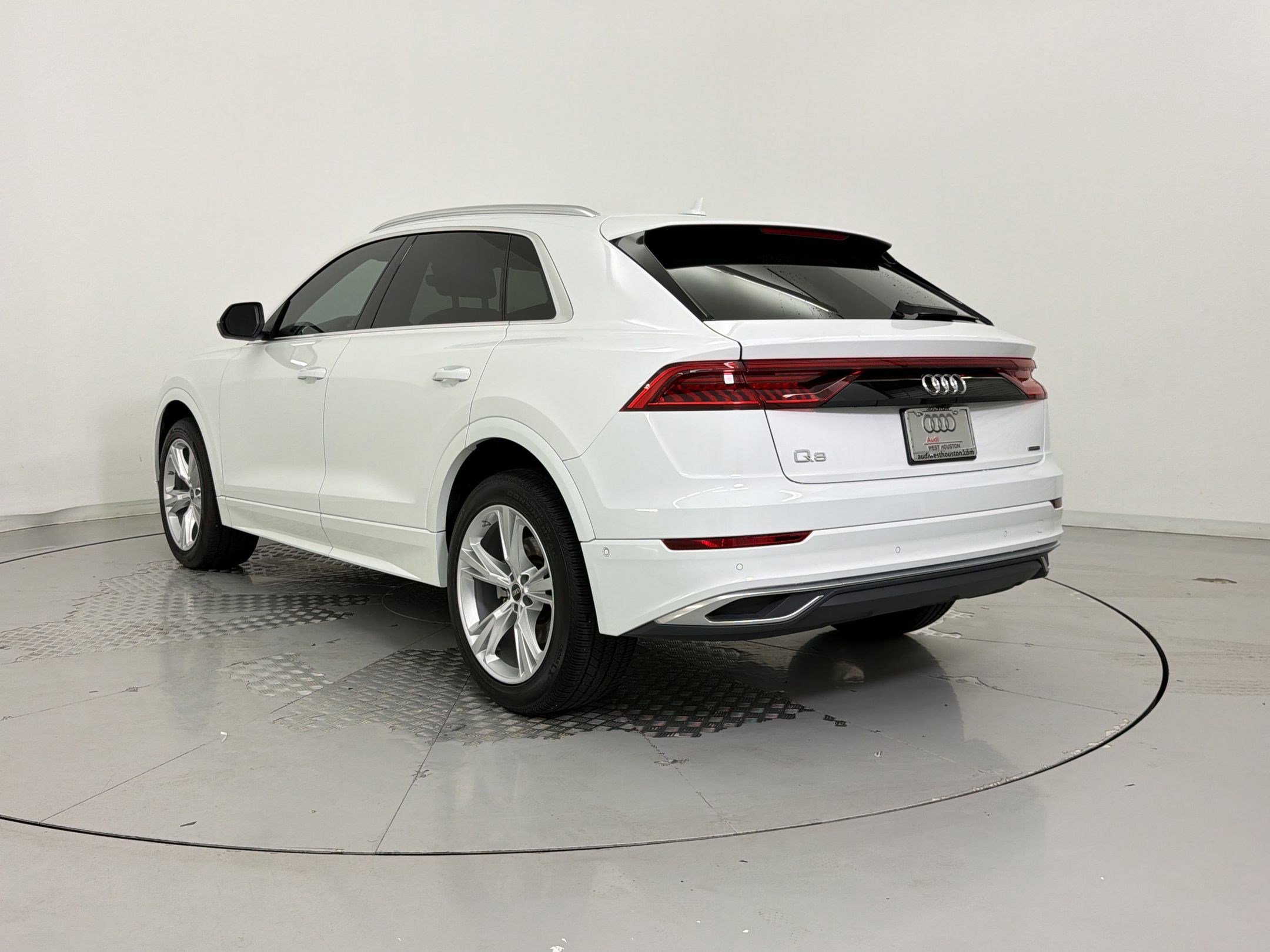 Used 2023 Audi Q8 Premium w/ Convenience Package AWD/4WD image 3