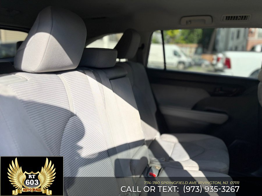 Used 2021 Toyota Highlander LE AWD/4WD image 13