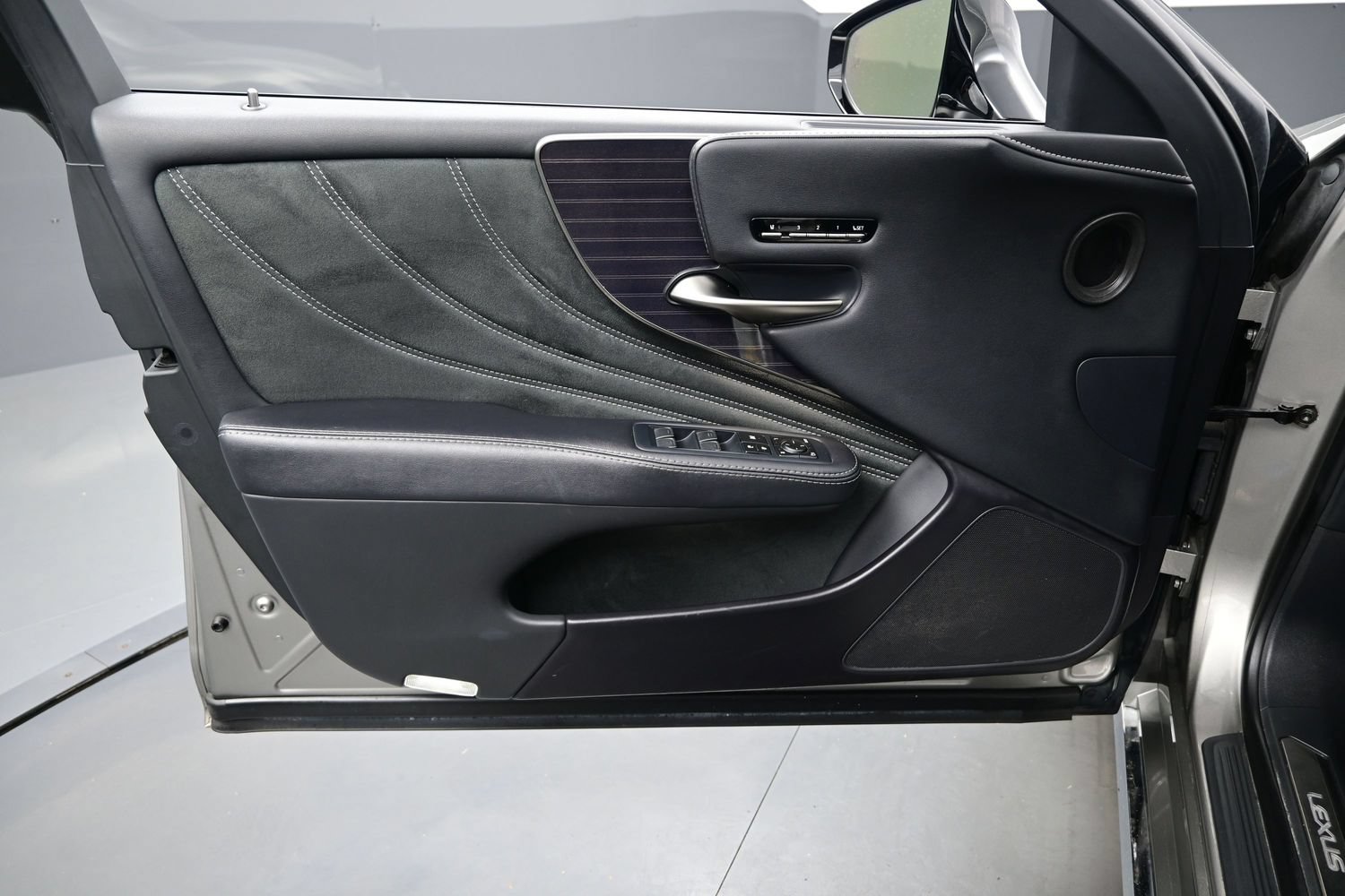 Used 2019 Lexus LS 500 AWD w/ Accessory Package (Z2) image 9