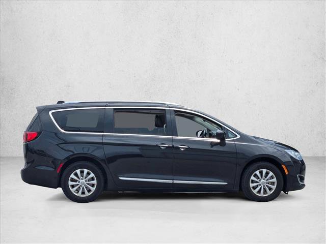 Used 2019 Chrysler Pacifica Touring-L FWD image 4