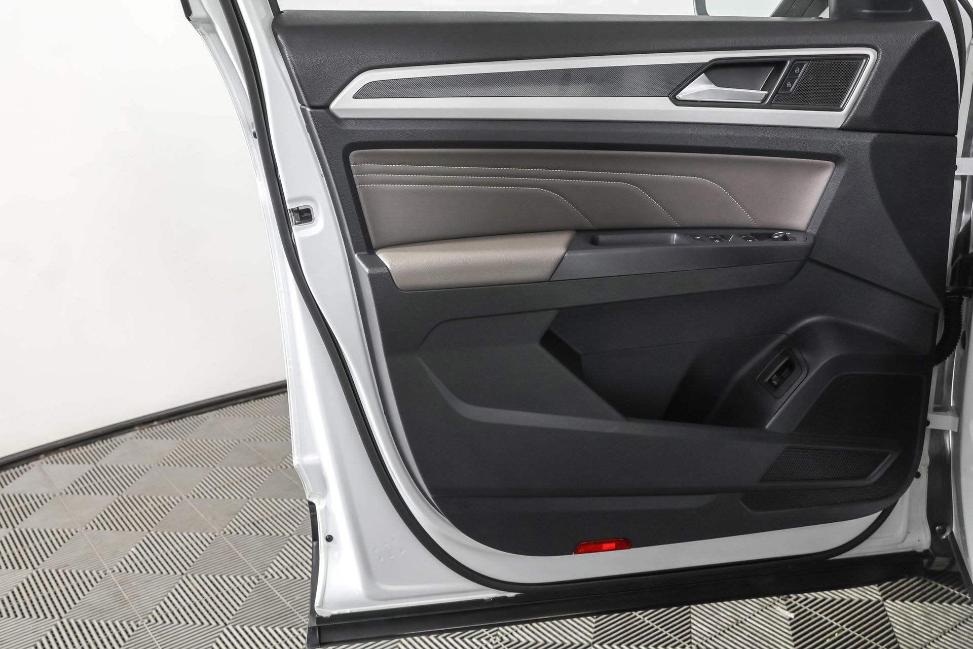 Used 2021 Volkswagen Atlas Cross Sport SEL image 33