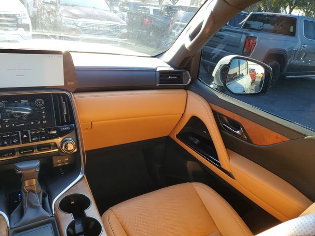 Used 2025 Lexus LX 600 4WD w/ Luxury Package image 13