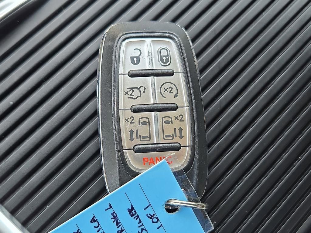Used 2023 Chrysler Pacifica Touring-L image 31