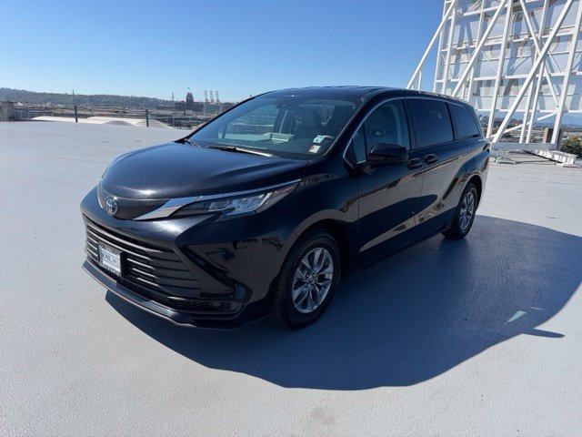 Used 2023 Toyota Sienna LE FWD image 7