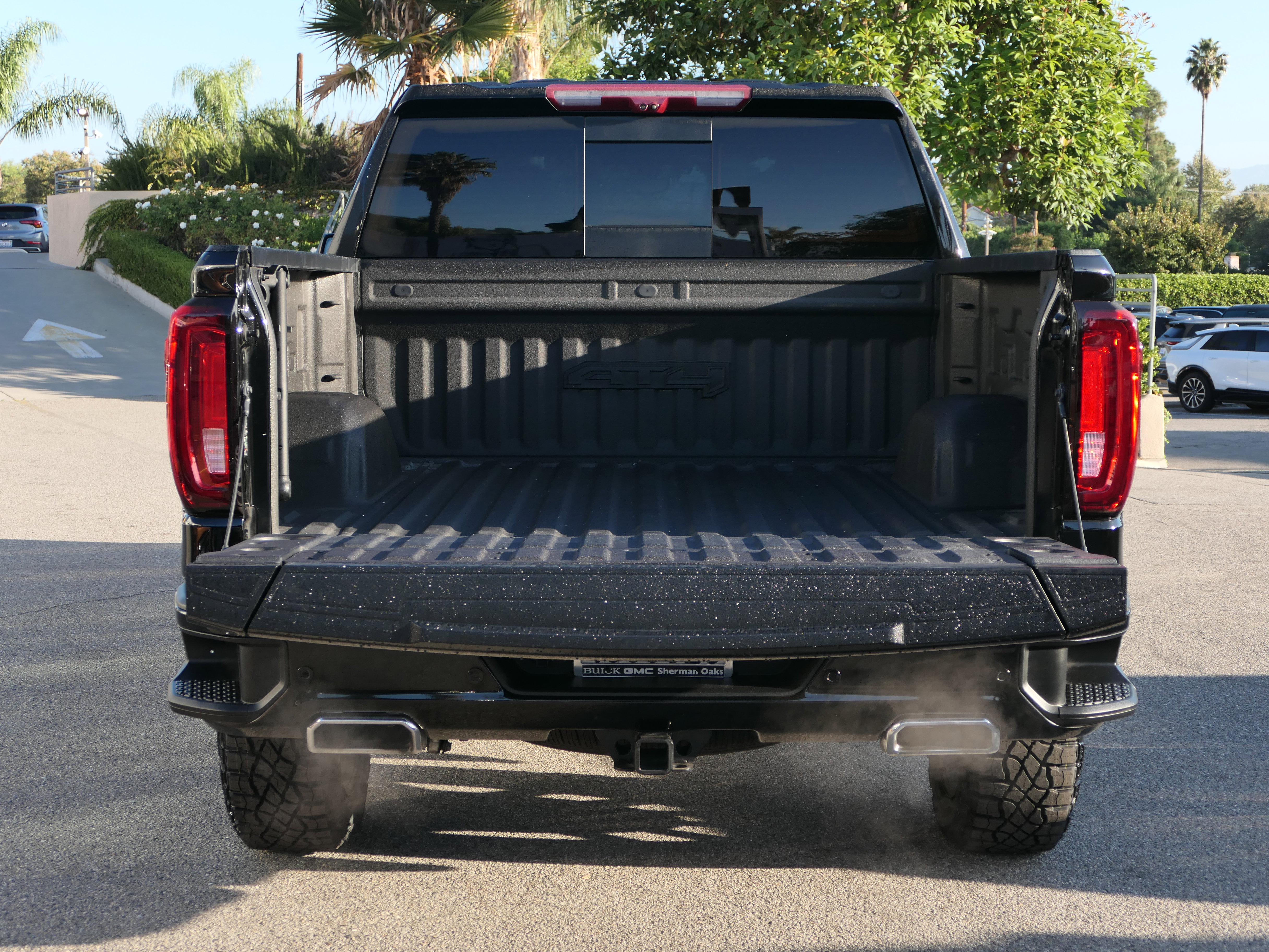 Used 2022 GMC Sierra 1500 AT4 w/ AT4 Premium Package image 4