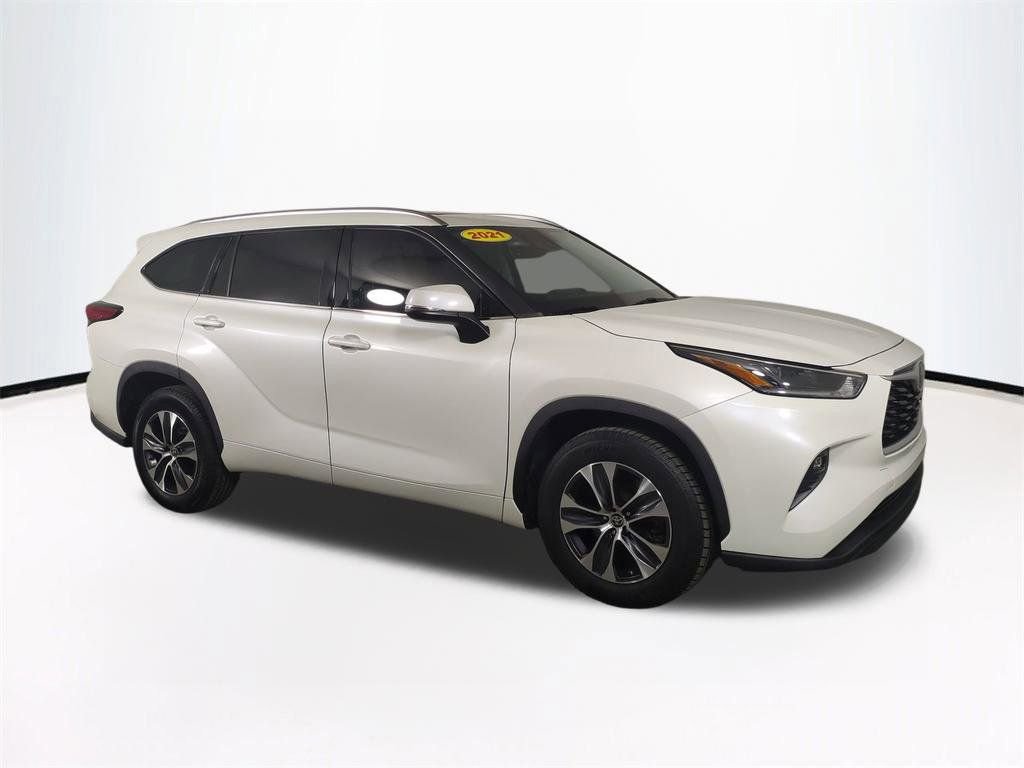 Used 2021 Toyota Highlander XLE image 2