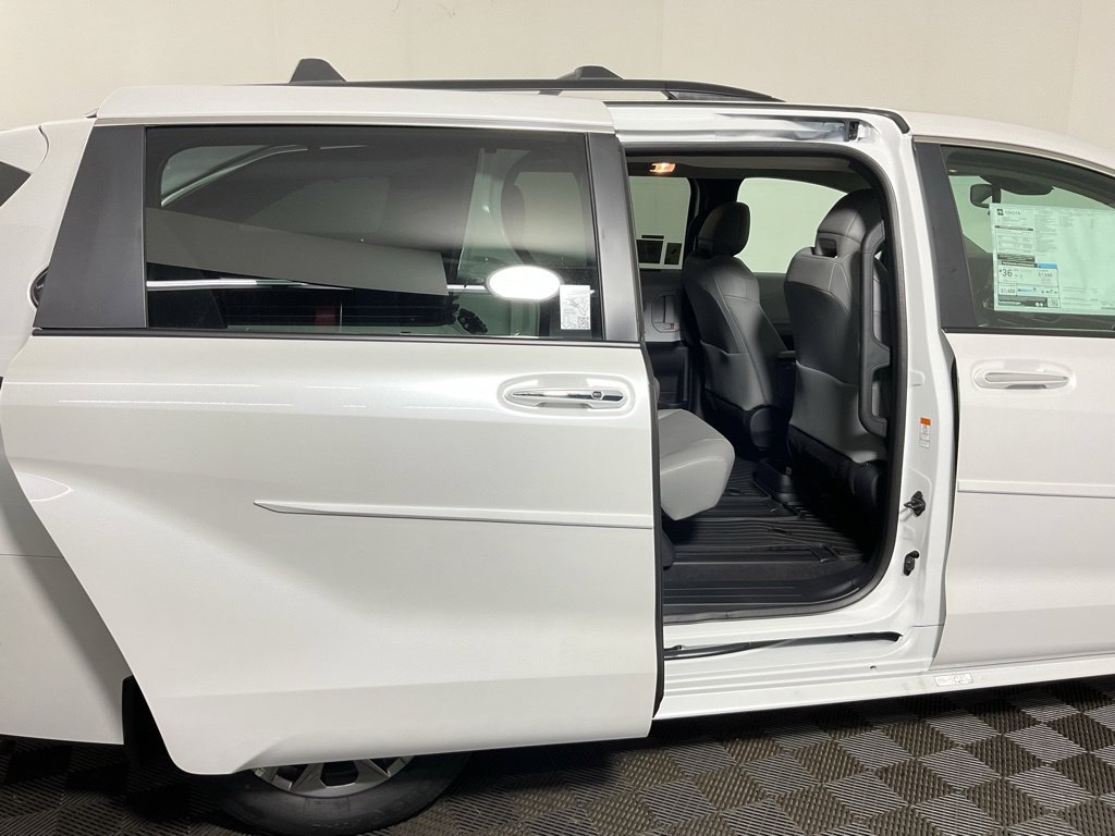 New 2026 Toyota Sienna XLE FWD image 36