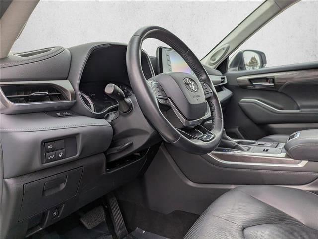 Used 2020 Toyota Highlander Limited image 11