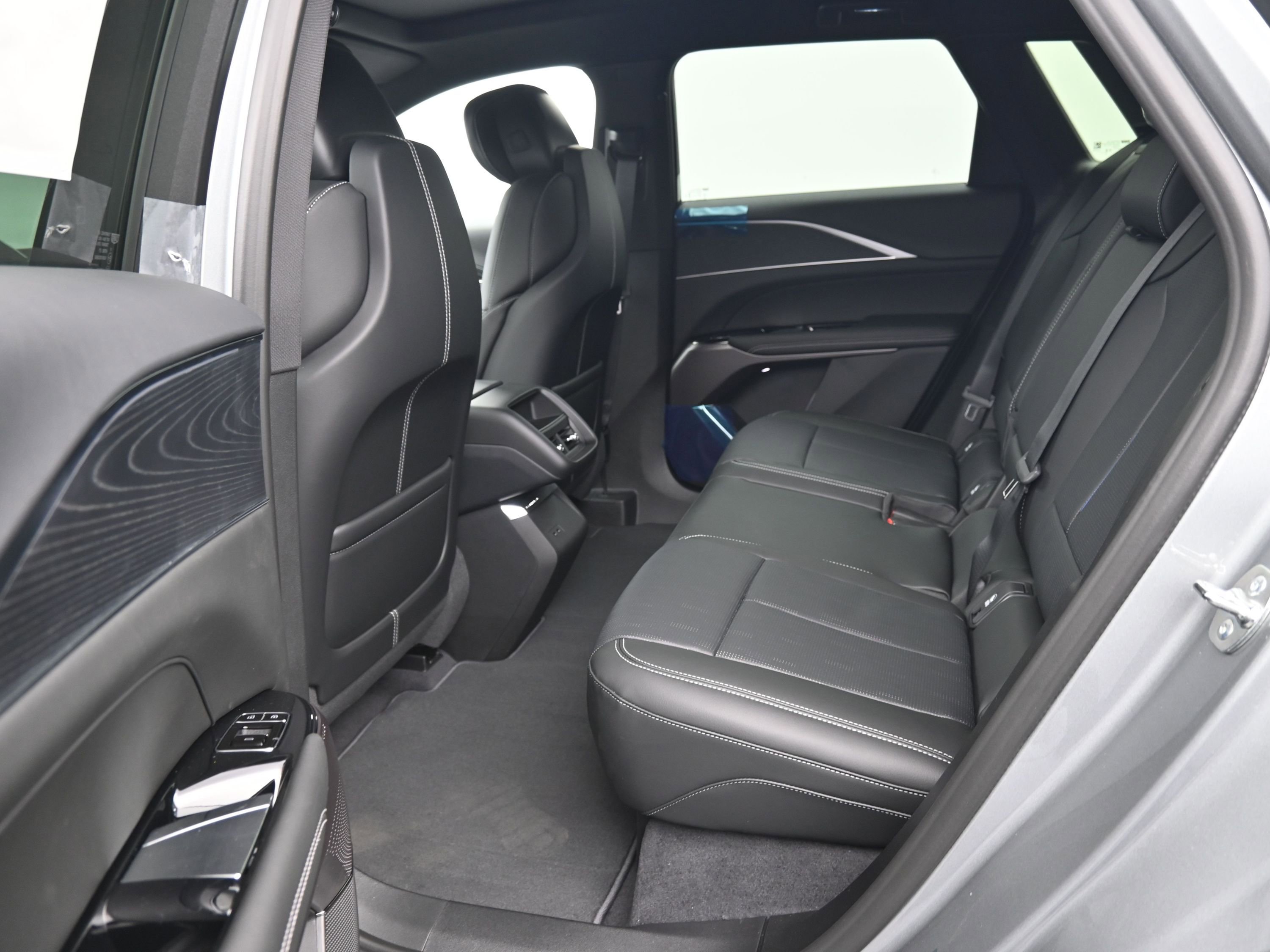 New 2026 Cadillac Lyriq Sport w/ LPO, Floor Liner Package AWD/4WD image 10