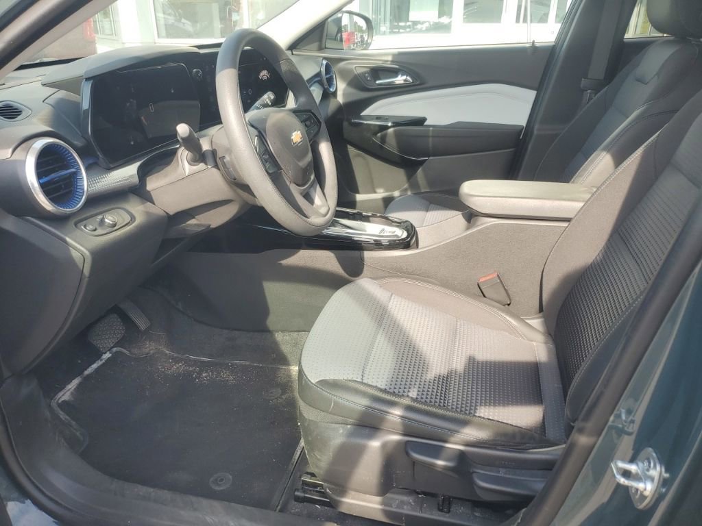 Used 2025 Chevrolet Trax LT FWD image 13