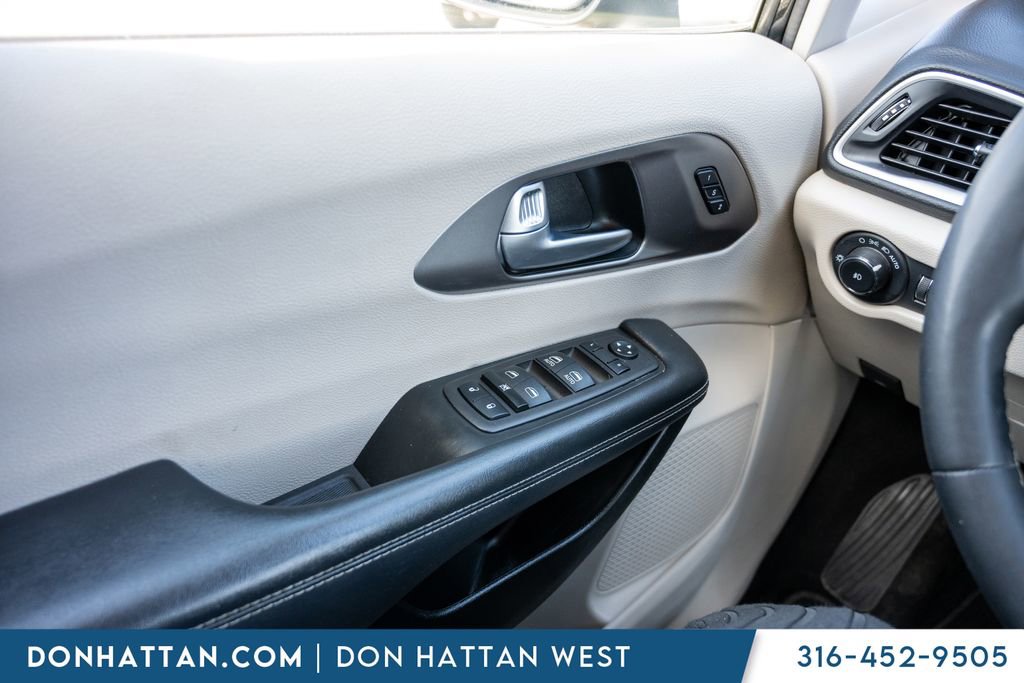 Used 2023 Chrysler Pacifica Touring-L image 17