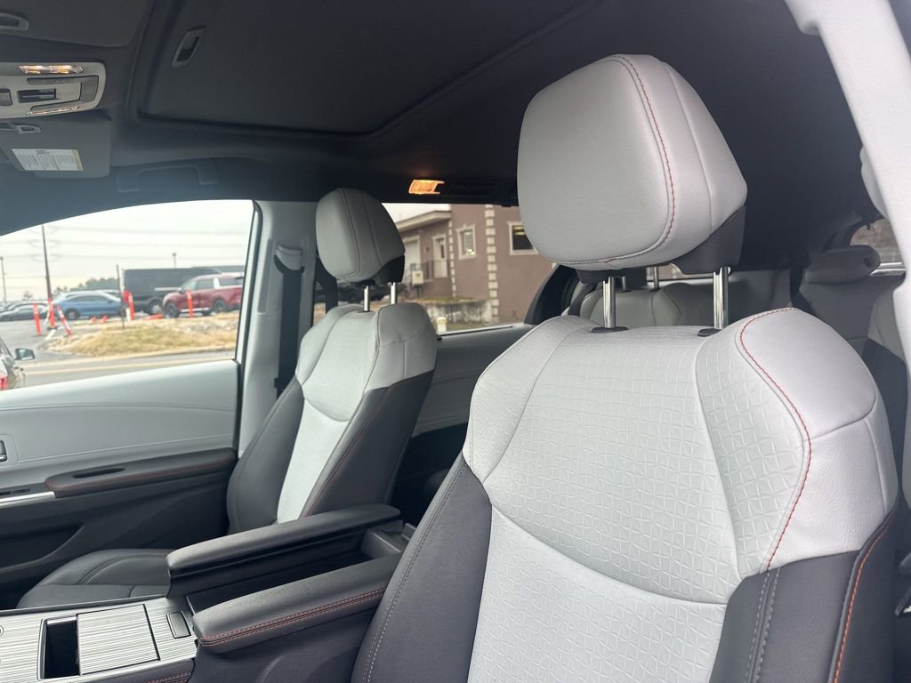 Used 2023 Toyota Sienna XSE image 9