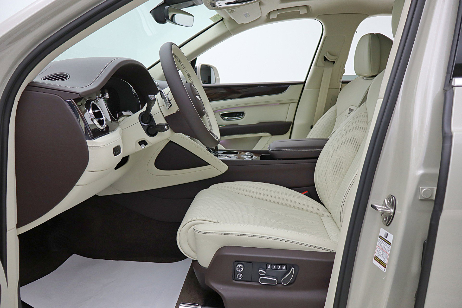 Used 2024 Bentley Bentayga Plug-In Hybrid image 44