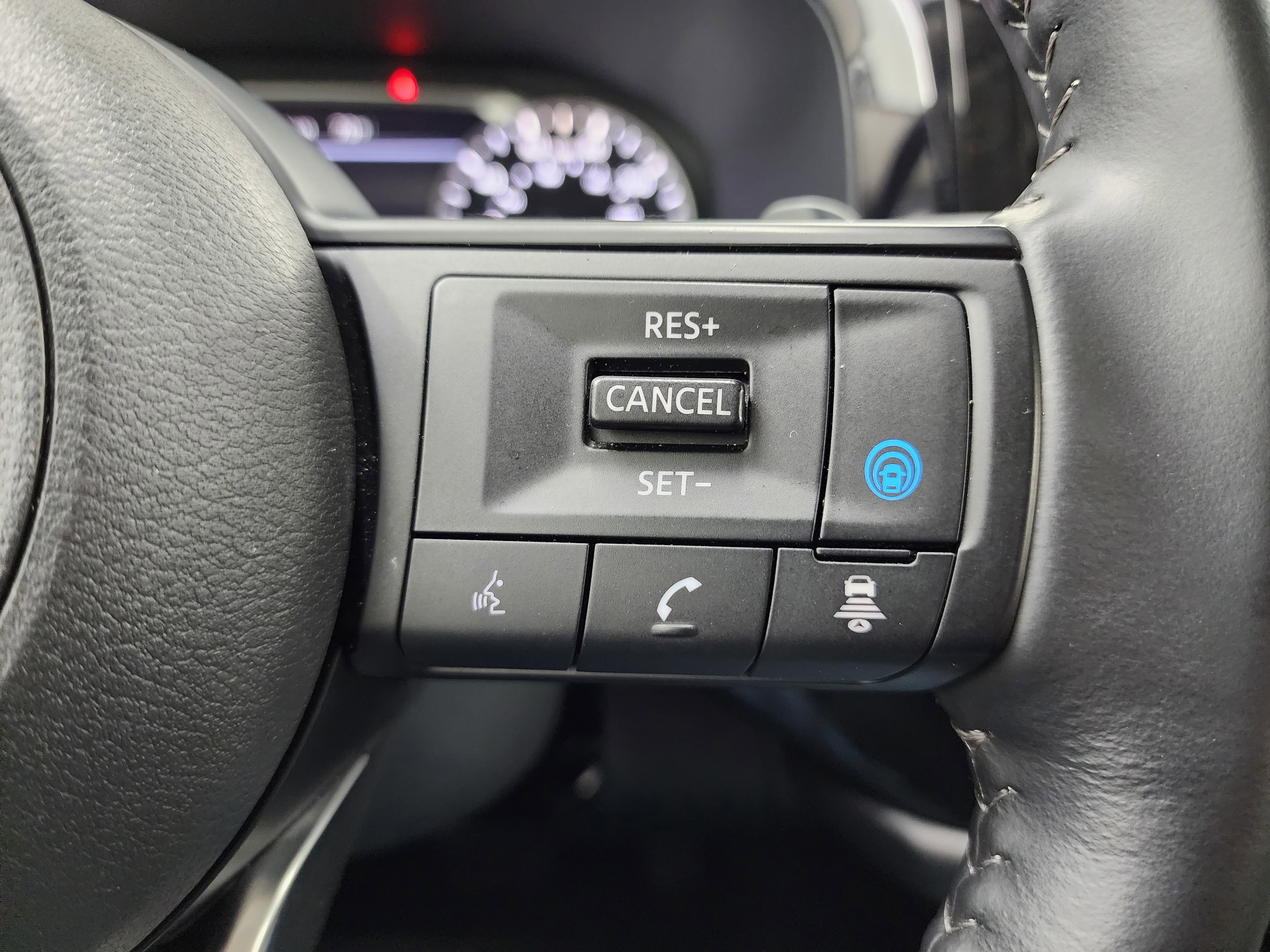 Used 2025 Nissan Pathfinder SV image 17