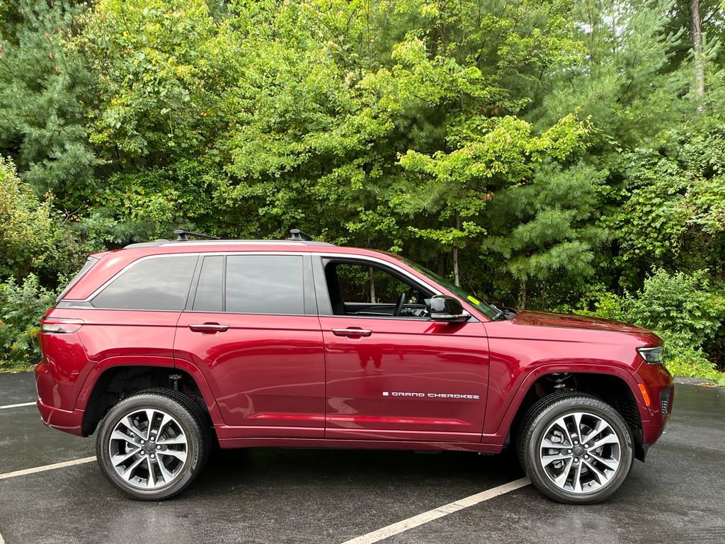 Used 2023 Jeep Grand Cherokee Overland w/ Luxury Tech Group IV AWD/4WD image 6
