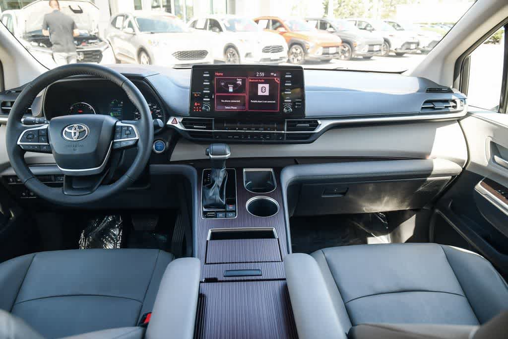 Used 2023 Toyota Sienna XLE FWD image 14