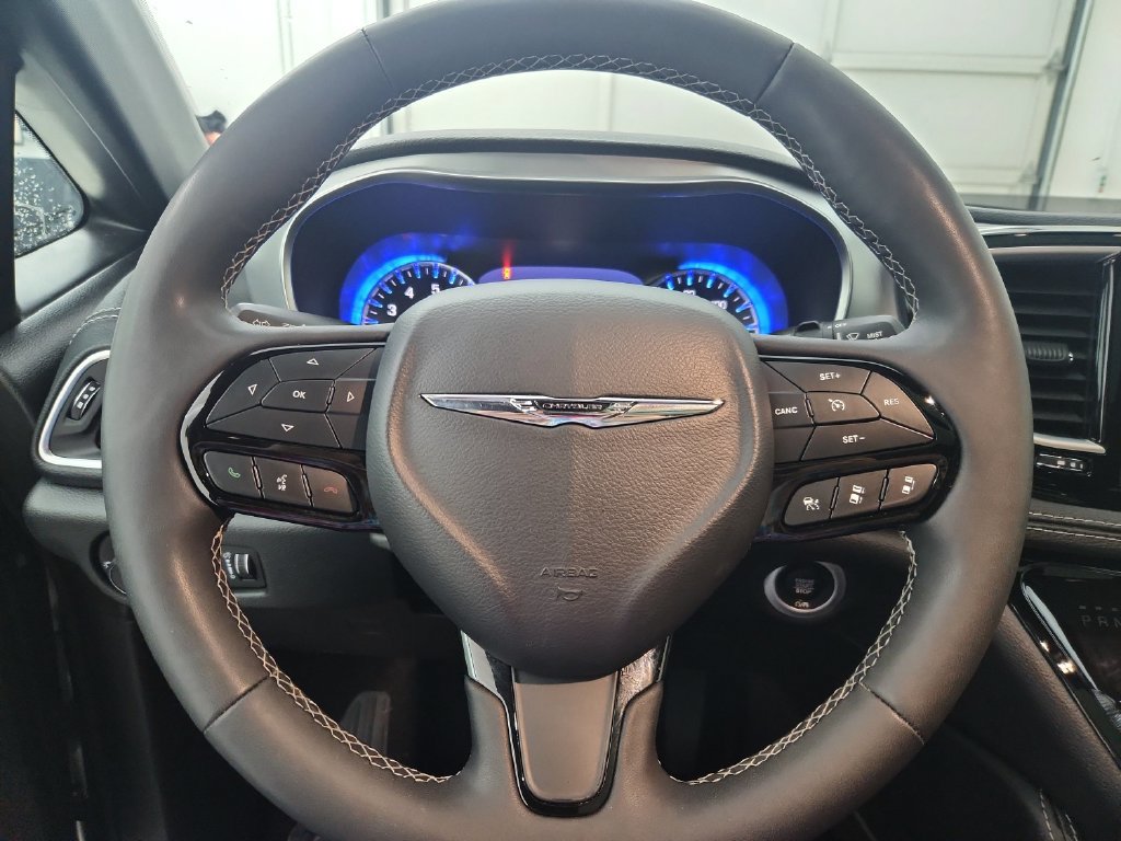 Certified 2025 Chrysler Pacifica Limited FWD image 25