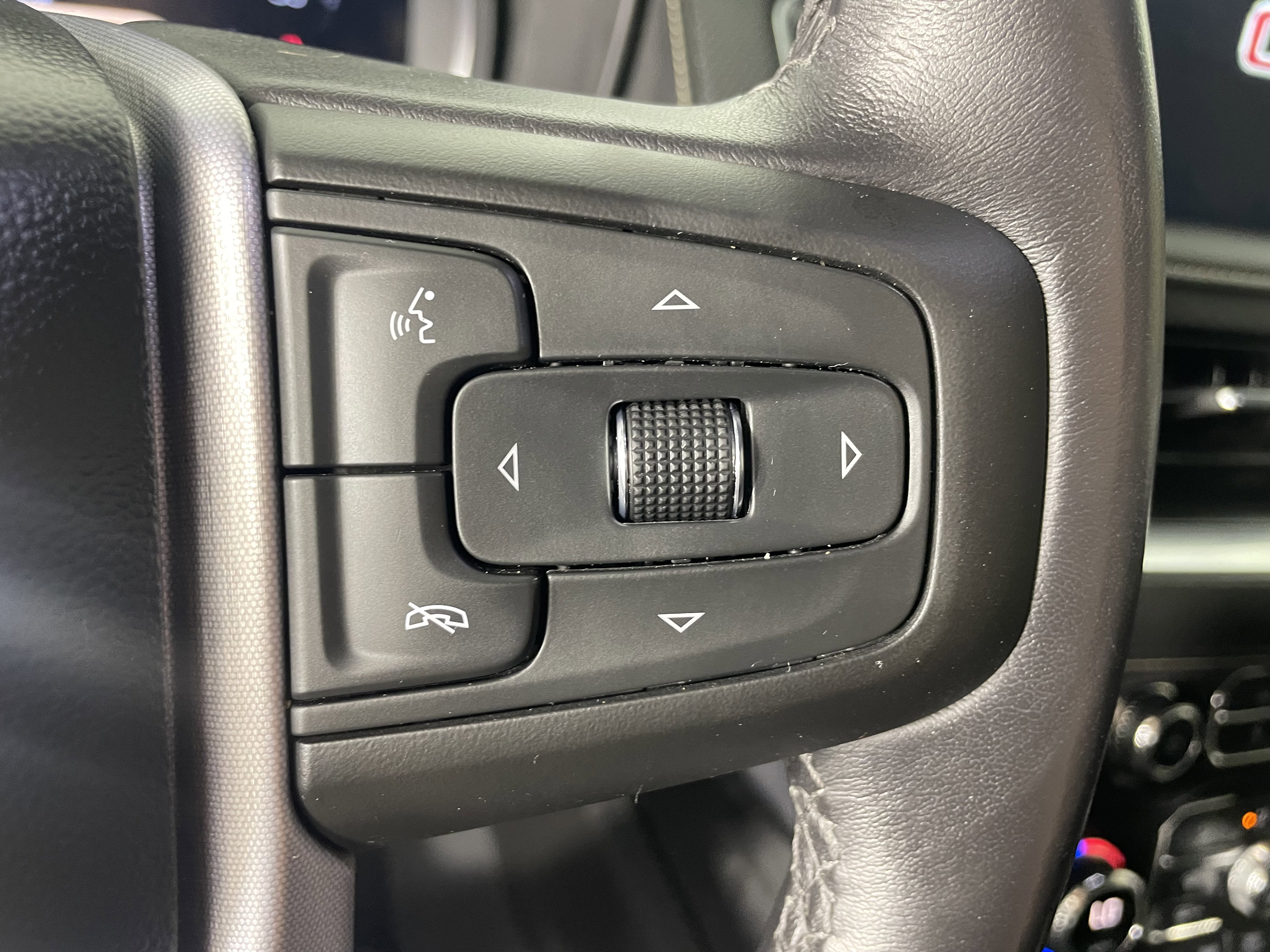 Used 2022 GMC Yukon SLT w/ SLT Luxury Package image 17