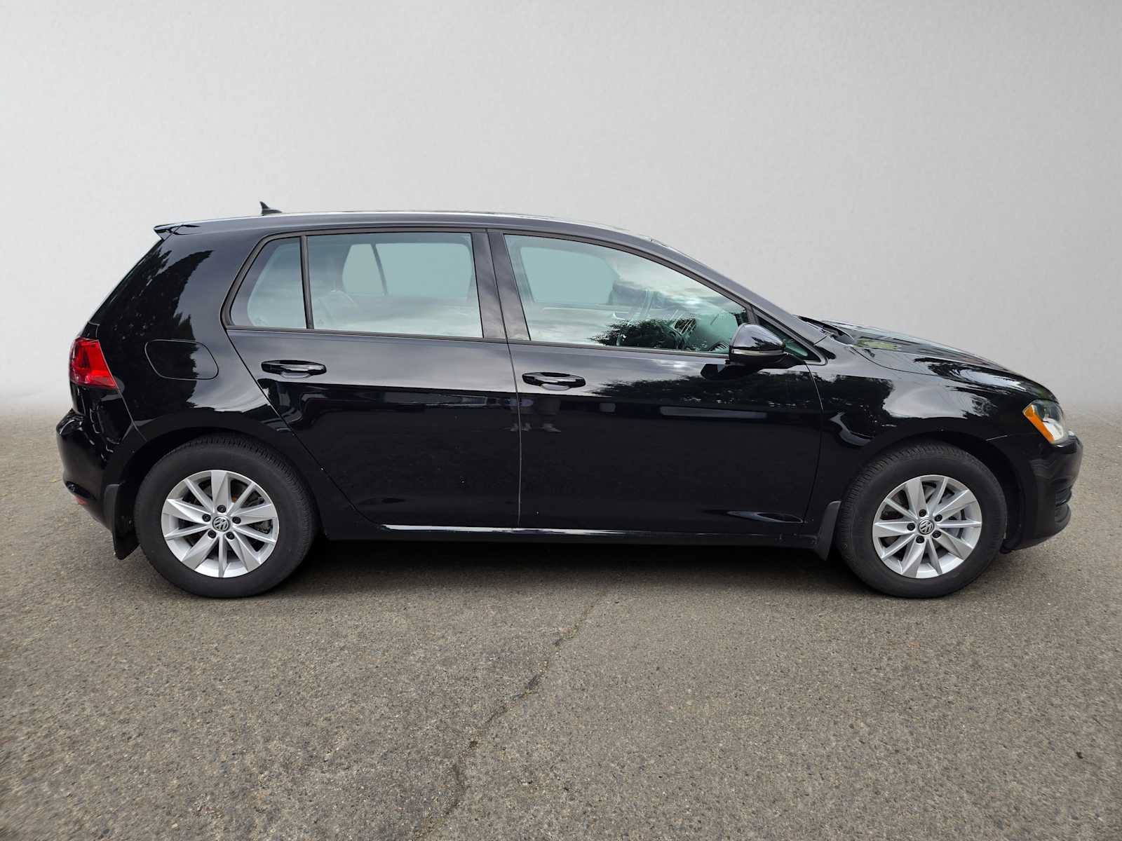 Used 2015 Volkswagen Golf S FWD image 2