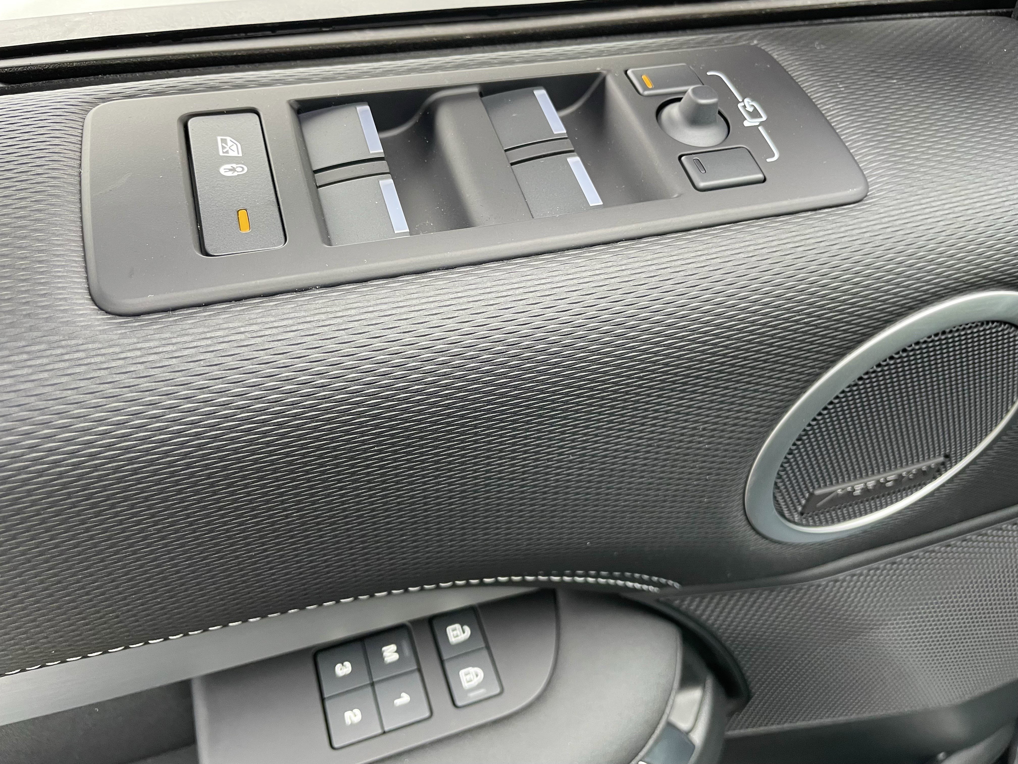 Used 2024 Land Rover Discovery Dynamic SE image 11