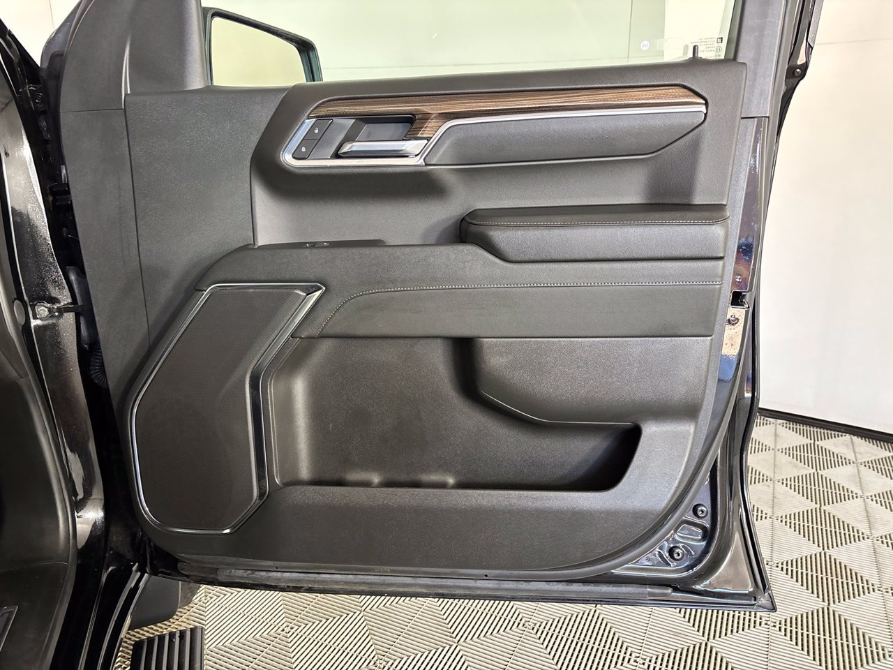 Used 2024 Chevrolet Silverado 1500 LT AWD/4WD image 29