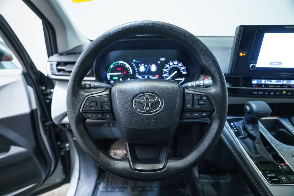 Certified 2026 Toyota Sienna LE FWD image 17