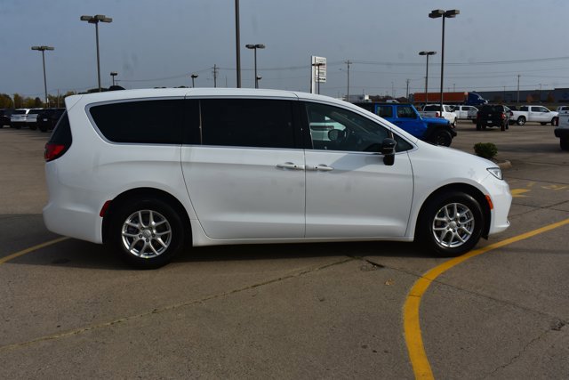 New 2026 Chrysler Pacifica Select image 4