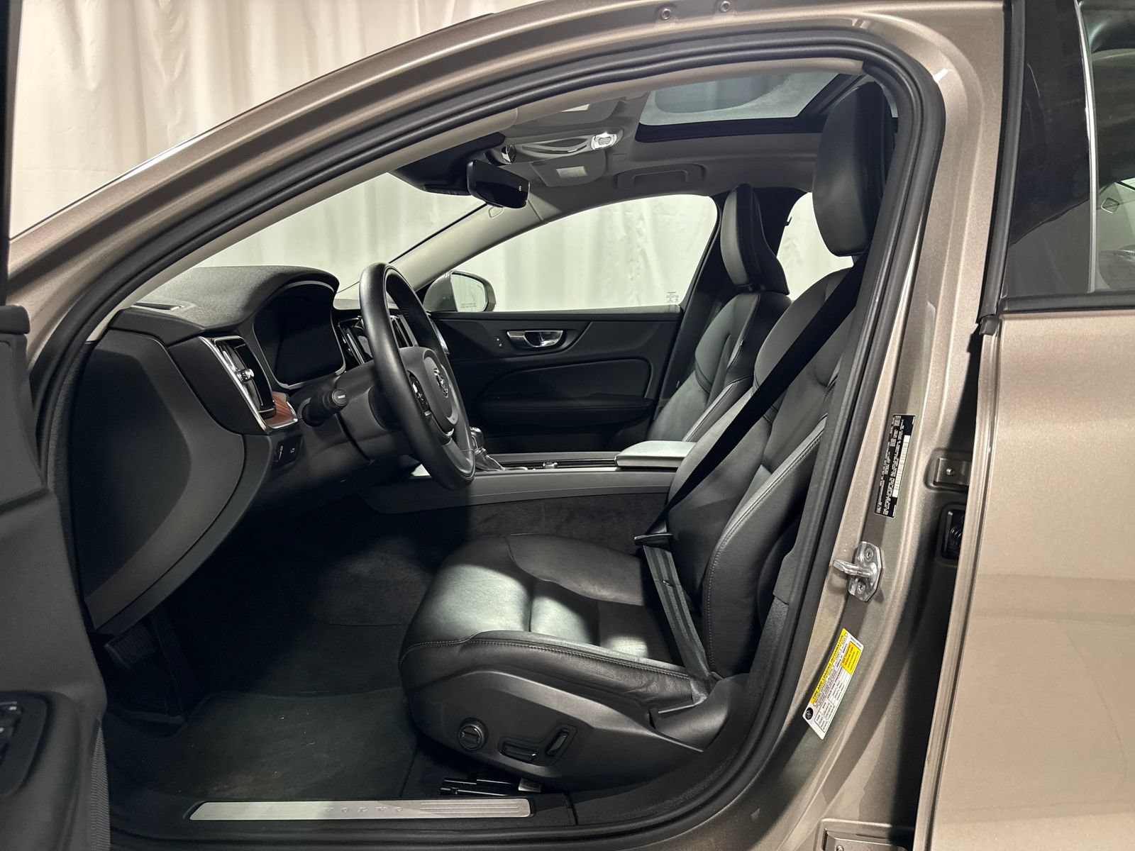 Used 2021 Volvo S60 T6 Momentum w/ Premium Package AWD/4WD image 3