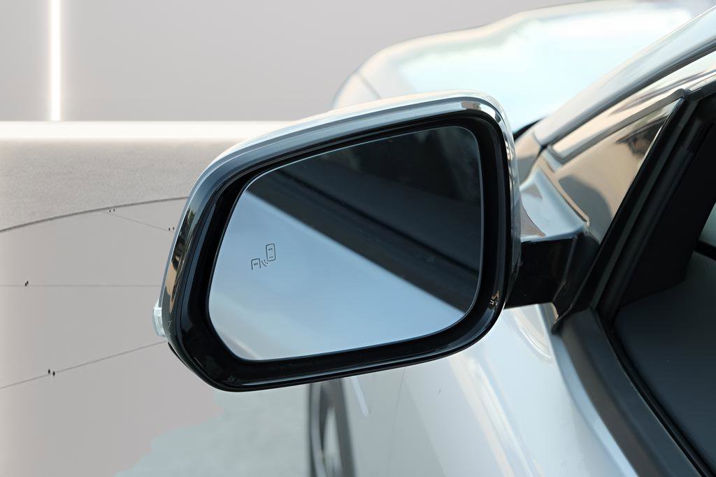 New 2025 VinFast VF 8 Eco image 7