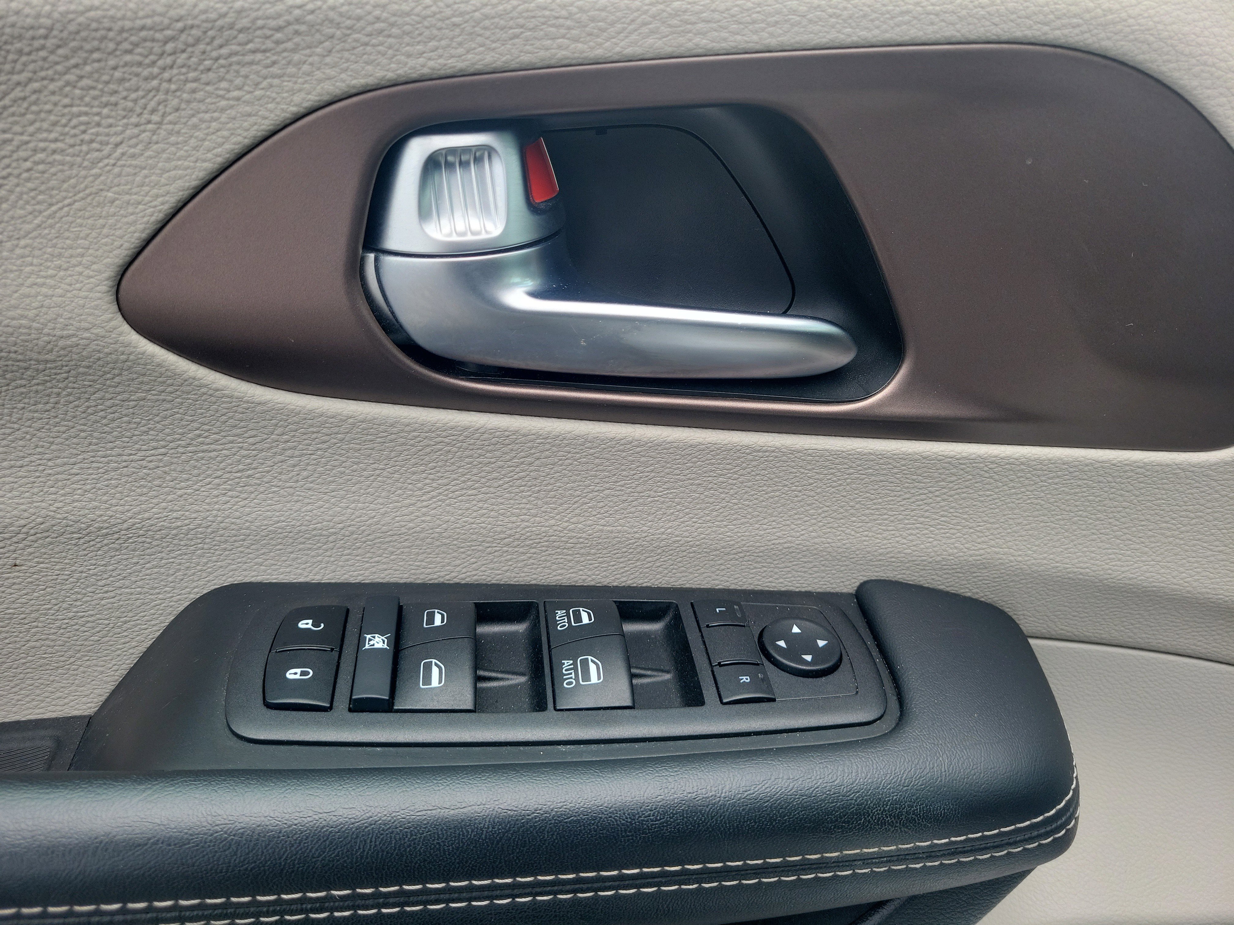 Used 2023 Chrysler Voyager LX FWD image 11