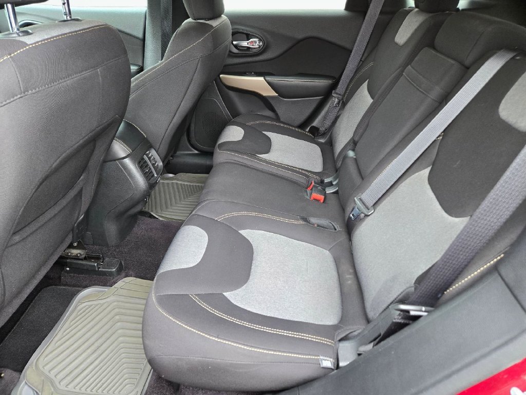 Used 2018 Jeep Cherokee Latitude FWD image 17