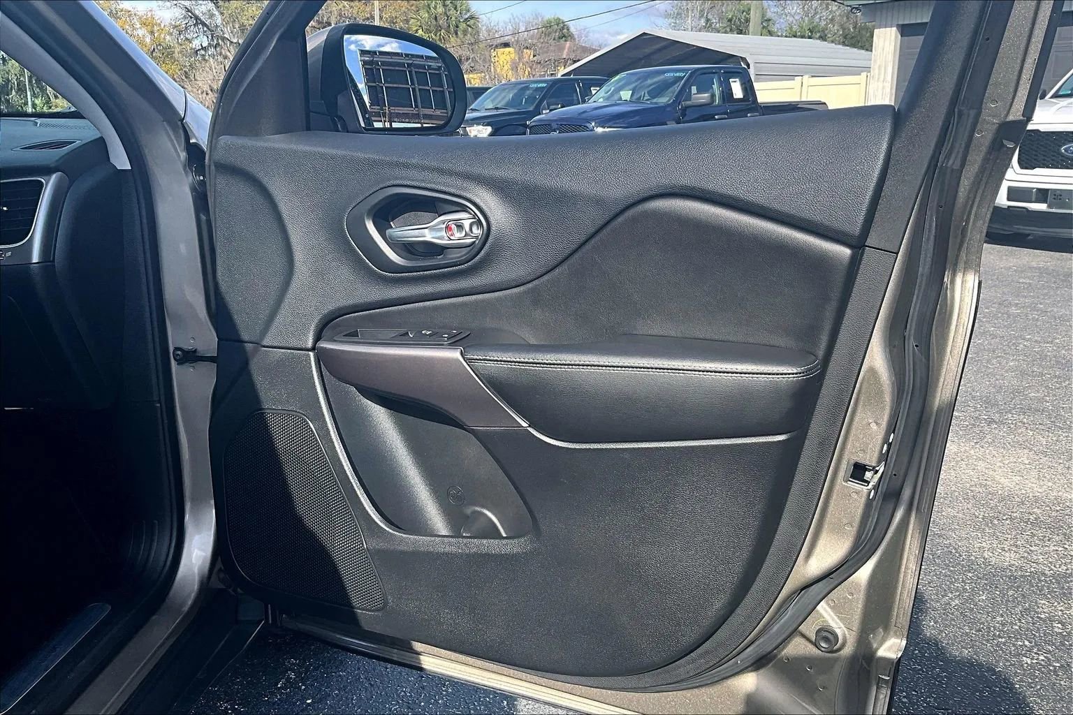 Used 2019 Jeep Cherokee Limited image 18