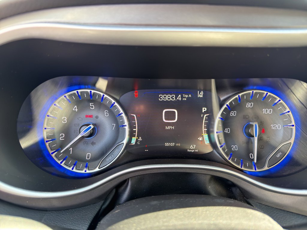 Used 2023 Chrysler Pacifica Touring-L image 19