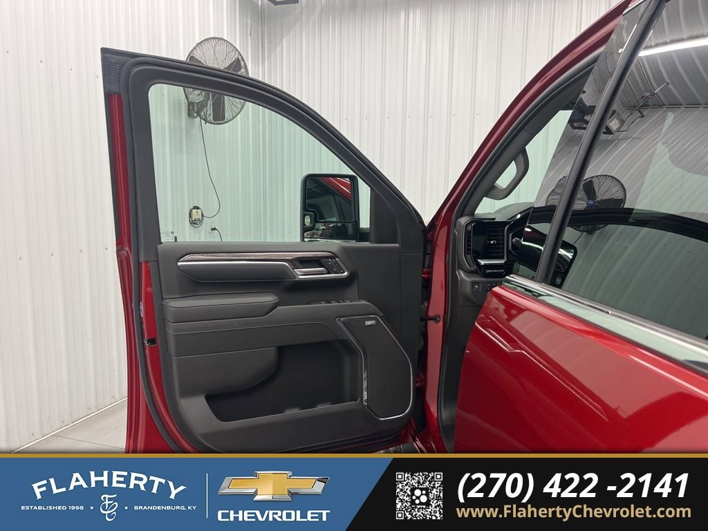 Used 2025 Chevrolet Silverado 2500 LTZ w/ LTZ Convenience Package image 8