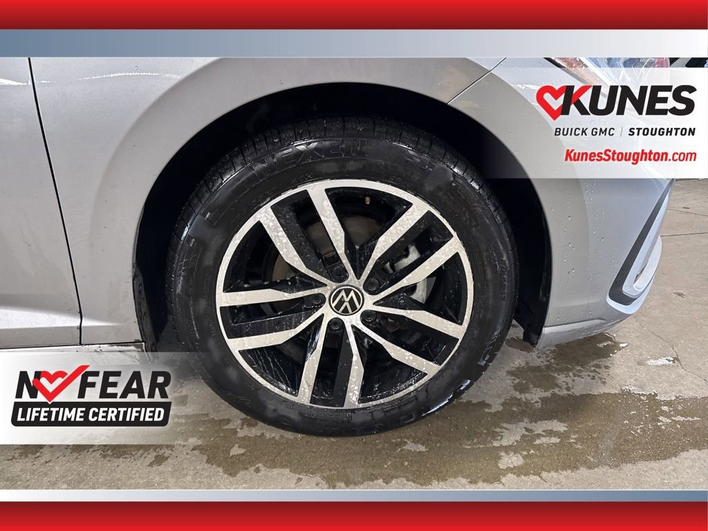 Used 2025 Volkswagen Jetta SE image 15