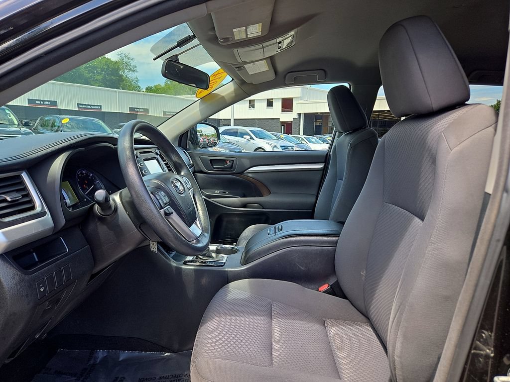 Used 2014 Toyota Highlander LE AWD/4WD image 15