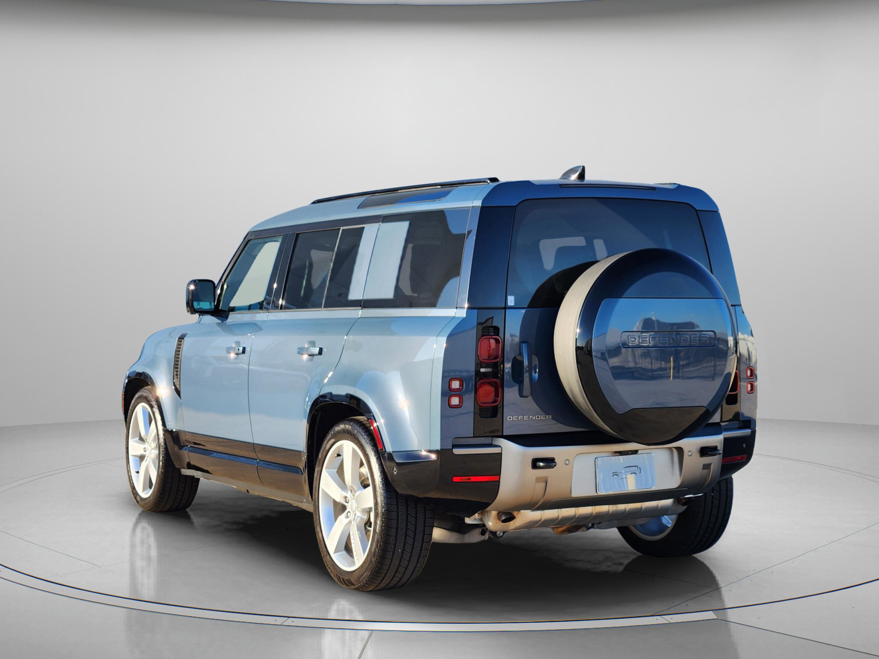 Used 2025 Land Rover Defender 110 X-Dynamic SE image 3