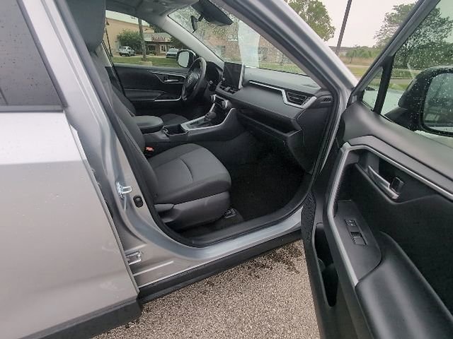 Used 2025 Toyota RAV4 XLE w/ Convenience Package FWD image 3