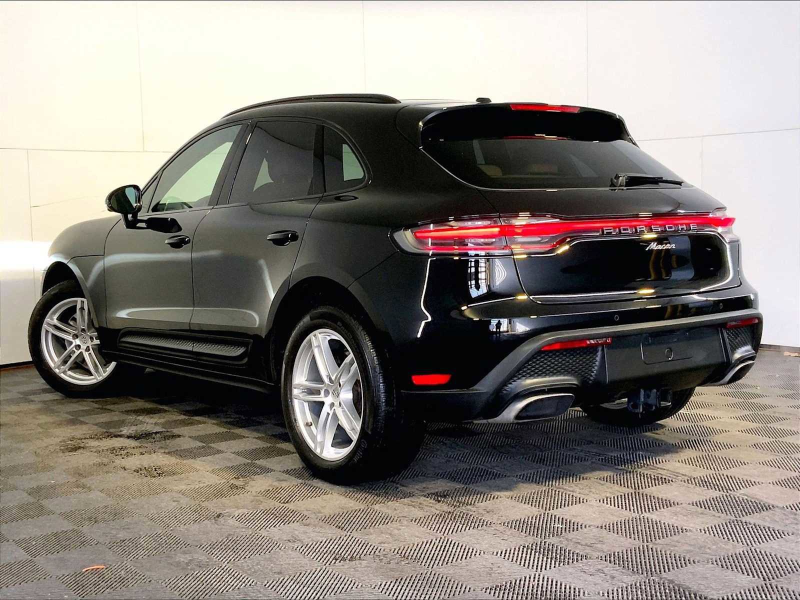 Certified 2023 Porsche Macan image 3
