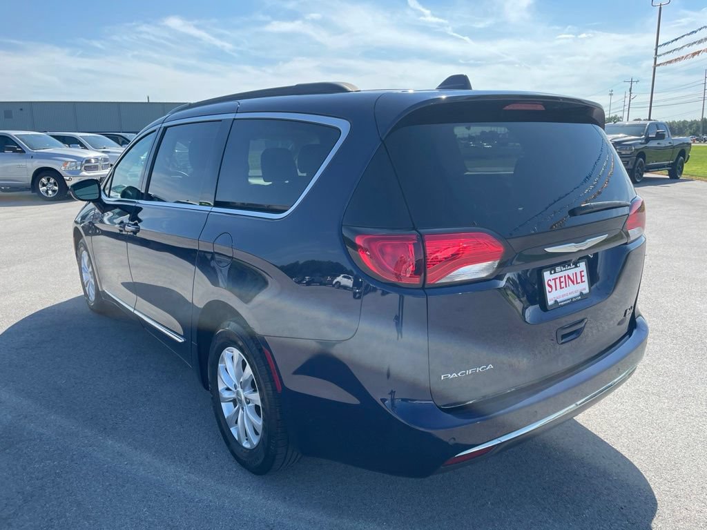 Used 2017 Chrysler Pacifica Touring-L FWD image 5