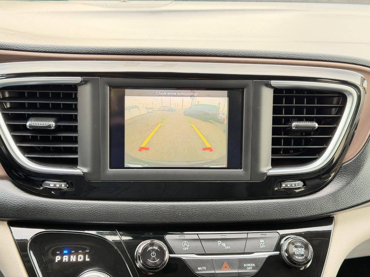 Used 2018 Chrysler Pacifica Touring-L FWD image 21