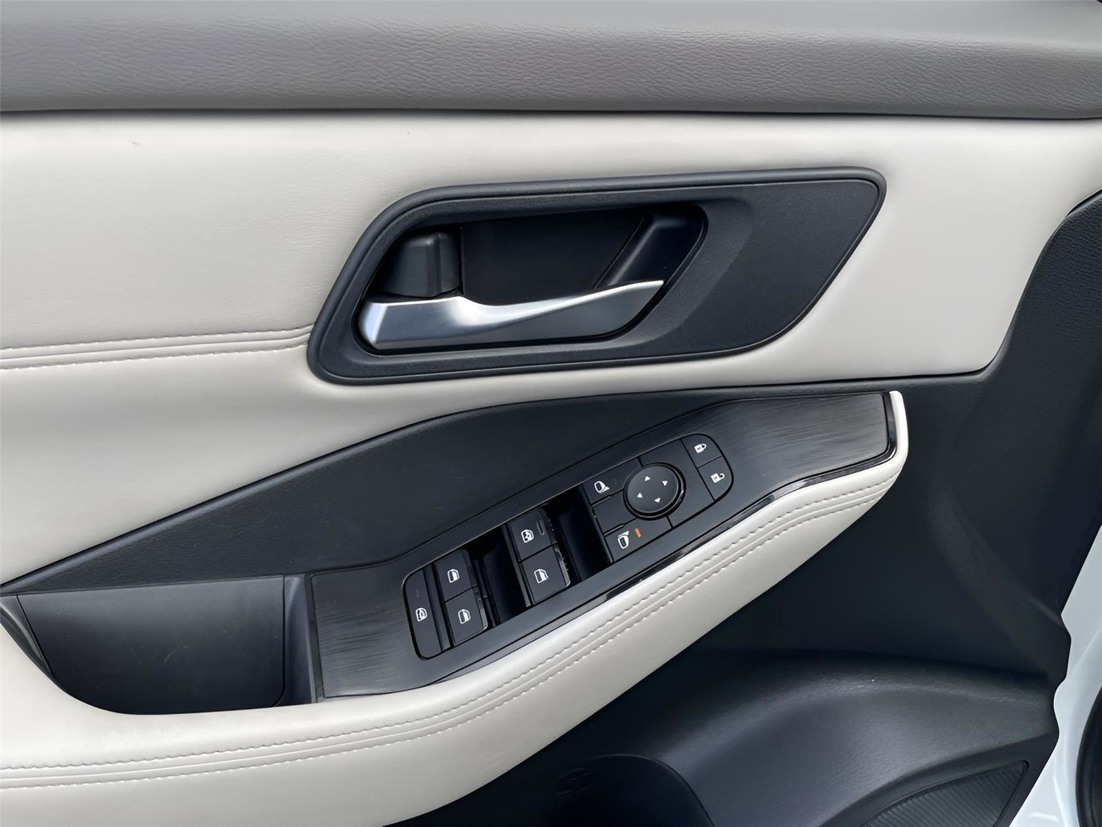 Used 2023 Nissan Rogue SV w/ SV Premium Package image 24